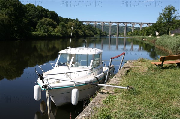 France, Bretagne, Finistere, canal de nantes a brest, port launay, plaisance, quai, viaduc,