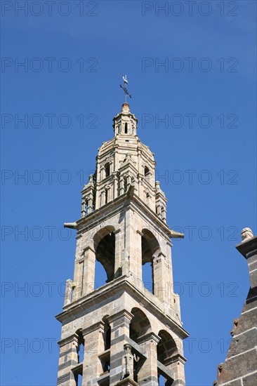 France, Bretagne, Finistere, rade de brest, presqu'ile de crozon, canal de nantes a brest, le faou, village, petite cite de caractere, eglise saint sauveur, clocher