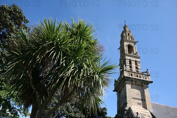 France, Bretagne, Finistere, rade de brest, presqu'ile de crozon, canal de nantes a brest, le faou, village, petite cite de caractere, eglise saint sauveur, clocher