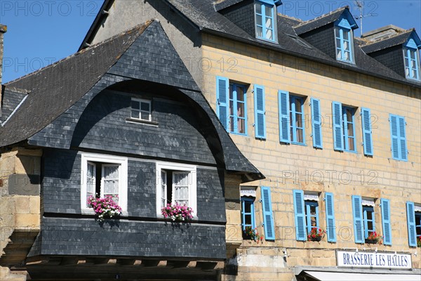 France, Bretagne, Finistere, rade de brest, presqu'ile de crozon, canal de nantes a brest, le faou, village, petite cite de caractere, habitat traditionnel, maisons anciennes, encorbellement, pignons bardes d'ardoises,