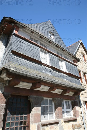 France, Bretagne, Finistere, rade de brest, presqu'ile de crozon, canal de nantes a brest, le faou, village, petite cite de caractere, habitat traditionnel, maisons anciennes, encorbellement, pignons bardes d'ardoises,