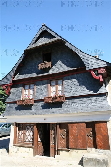 France, Bretagne, Finistere, rade de brest, presqu'ile de crozon, canal de nantes a brest, le faou, village, petite cite de caractere, habitat traditionnel, maisons anciennes, encorbellement, pignons bardes d'ardoises,