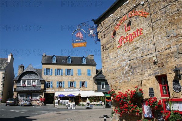 France, Bretagne, Finistere, rade de brest, presqu'ile de crozon, canal de nantes a brest, le faou, village, petite cite de caractere, habitat traditionnel, maisons anciennes, encorbellement, pignons bardes d'ardoises, restaurant, creperie, enseigne