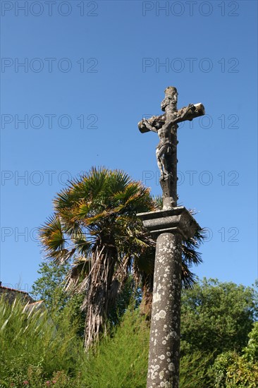 France, Bretagne, Finistere, rade de brest, presqu'ile de crozon, landevennec, ancienne abbaye, croix, calvaire, religion, ciel bleu,