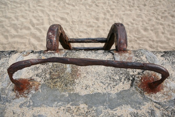 France, Bretagne, Finistere Sud, Cornouaille, pointe de trevignon, plage, echelle descendant sur la plage rouille, corrosion,