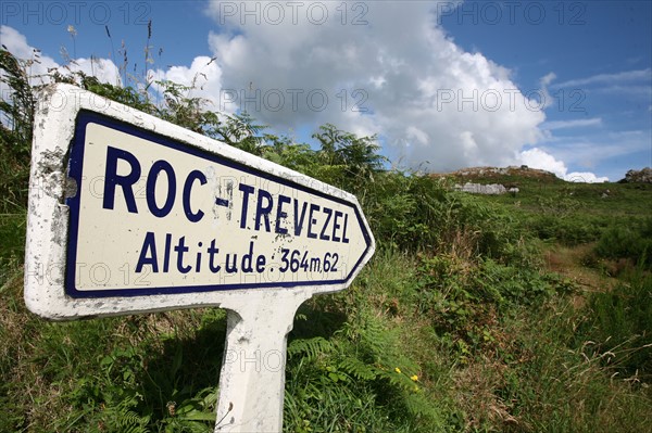 France, Bretagne, Finistere, monts d'arree, au sommet du roc'h trevezel, point culminant a 364 metres, paysage, rochers, lande sauvage, panneau indicateur,