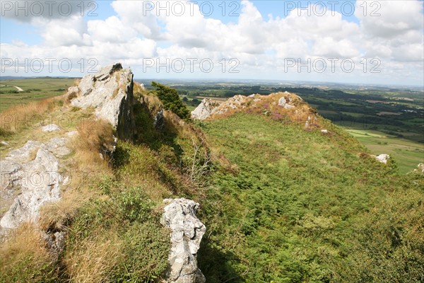 France, Bretagne, Finistere, monts d'arree, au sommet du roc'h trevezel, point culminant a 364 metres, paysage, rochers, lande sauvage,