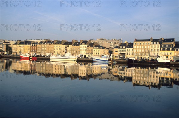 France, Basse Normandie, Cotentin, Cherbourg, port, bassin du commerce, quai Alexandre III, bateaux, reflet sur l'eau, immeubles, chalutiers,
