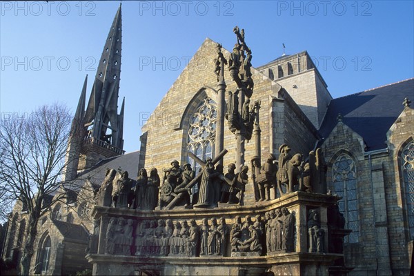 France, Bretagne, Finistere Nord, circuit des enclos paroissiaux, Plougastel Daoulas, detail du calvaire aux nombreux personnages, eglise,