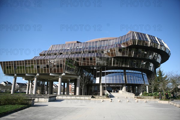 France, Bretagne, Ille et Vilaine, rennes, cite judiciaire, signee par le cabinet d'architectes Brajon, Nicolas, Ressaussiere. tribunal, batiment verre,