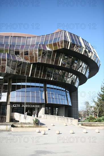 France, Bretagne, Ille et Vilaine, rennes, cite judiciaire, signee par le cabinet d'architectes Brajon, Nicolas, Ressaussiere. tribunal, batiment verre,