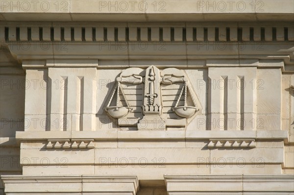 France, Bretagne, Ille et Vilaine, rennes, place du parlement de Bretagne, detail parlement le glaive et la balance, triglyphes,