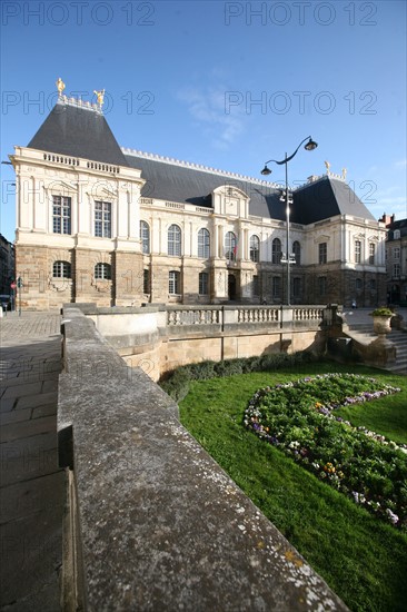 France, Bretagne, Ille et Vilaine, rennes, place du parlement de Bretagne, detail parlement, jardin a la francaise, place, balustrade