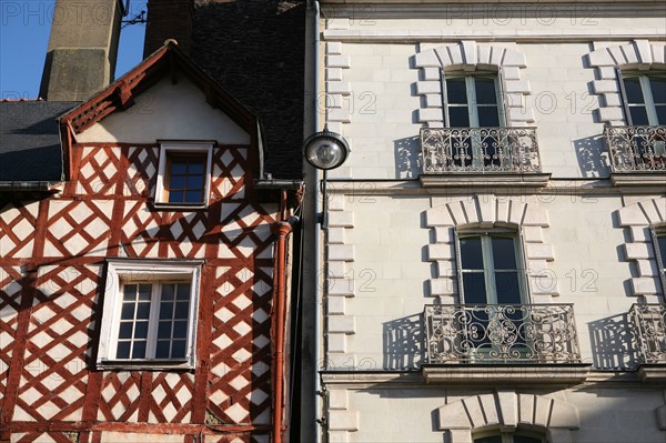 France, Bretagne, Ille et Vilaine, rennes, place sainte anne, maison a pans de bois accolee a une maison en pierre, deux epoques deux habitats, colombages,