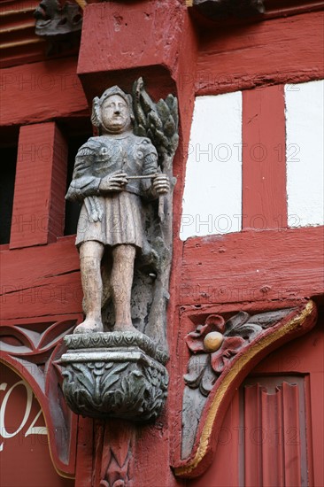 France, Bretagne, Ille et Vilaine, rennes, detail maison du vieux rennes, rue saint guillaume maison dite de du guesclin, sculpture, personnage, chevalier, pans de bois, colombages,