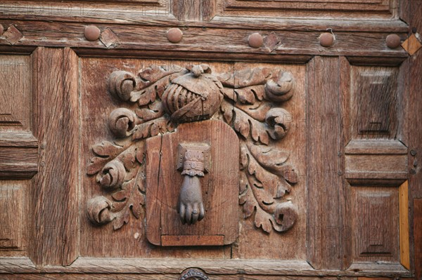 France, Bretagne, Ille et Vilaine, rennes, detail maison du vieux rennes, decor sculpte, heaume d'armure, panaches, heurtoir de porte,