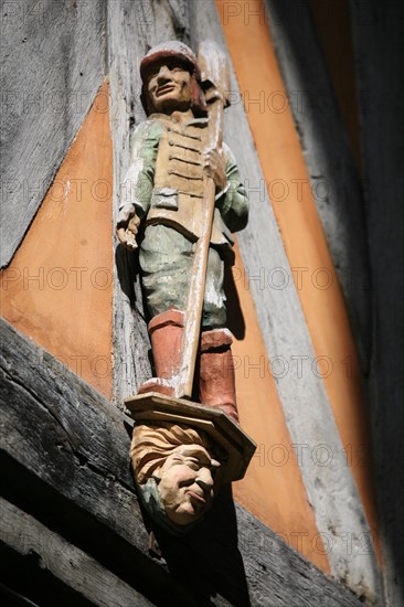 France, Bretagne, Ille et Vilaine, rennes, le vieux rennes, rue de la psalette maisons a pans de bois, colombages, detail maison medievale, personnage sculpte, sculpture polychrome, boulanger, artisan,