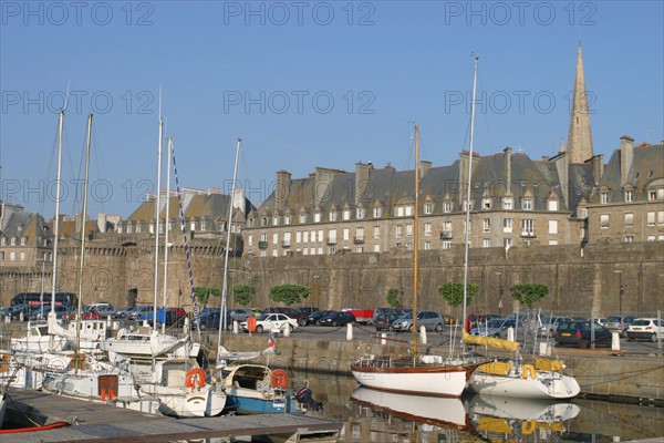 France, Bretagne, Ille et Vilaine, Saint-Malo, le port de plaisance, les remparts et la ville intra muros, vauban, voiliers, bateaux, pontons, quai,