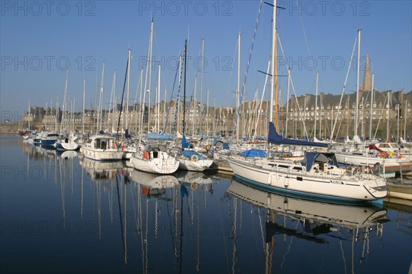 France, Bretagne, Ille et Vilaine, Saint-Malo, le port de plaisance, les remparts et la ville intra muros, vauban, voiliers, bateaux, pontons, quai, reflets dans l'eau, mats,