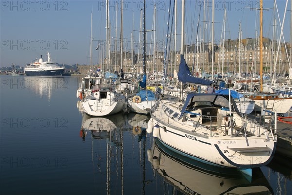 France, Bretagne, Ille et Vilaine, Saint-Malo, le port de plaisance, les remparts et la ville intra muros, vauban, voiliers, bateaux, pontons, paquebot a quai,