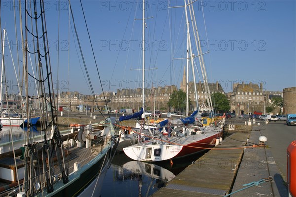 France, Bretagne, Ille et Vilaine, Saint-Malo, le port de plaisance, les remparts et la ville intra muros, vauban, voiliers, bateaux, pontons, quai, voilier de competition,