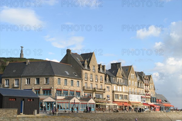 France, Bretagne, Ille et Vilaine, pays de la baie du Mont-Saint-Michel, cancale, pointe du quai, restaurants, maisons, front de mer, plage,