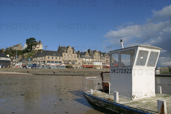 France, Bretagne, Ille et Vilaine, pays de la baie du Mont-Saint-Michel, cancale, quai, restaurants, maisons, front de mer, plage, port barge d'ostreiculteur, ciel bleu, maree basse,