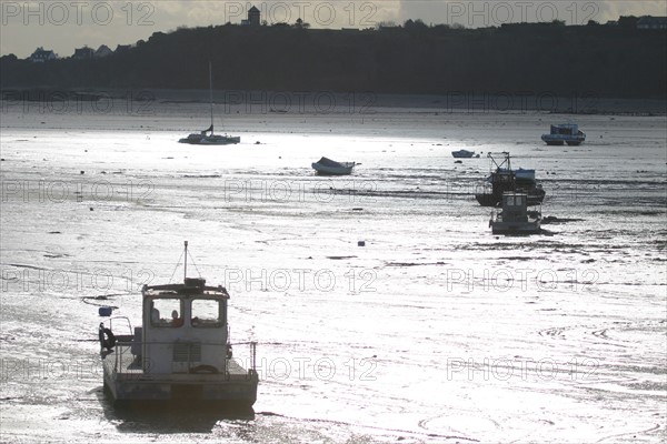 France, Bretagne, Ille et Vilaine, pays de la baie du Mont-Saint-Michel, cancale, plage, port barges d'ostreiculteurs, maree basse, greve, littoral,