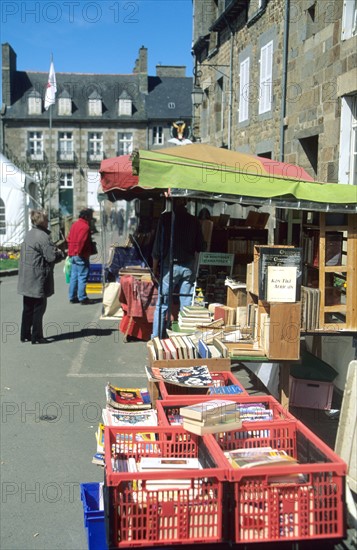 France, Bretagne, Ille et Vilaine, Becherel, cite du livre, petite cite de caractere, bibliophilie, livres anciens, brocante, vieux papiers, marche du livre, foire,