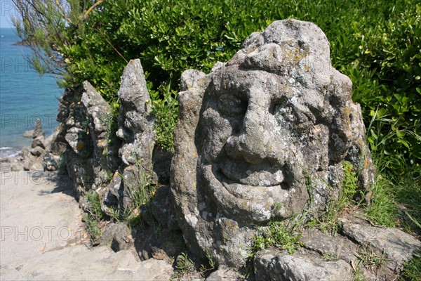 France, Bretagne, cotes d'Armor, Saint-Malo, rotheneuf, les rochers sculptes par l'abbe foure des 1870, tetes, figures, famille corsaire, imaginaire, mythologie,