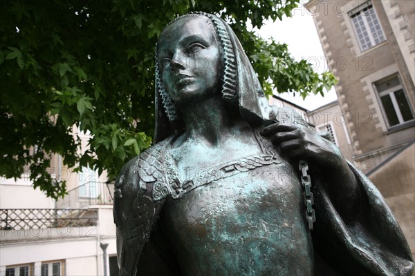 France, pays de loire, loire atlantique, Nantes, statue de jean freour devant le chateau des ducs de Bretagne, Anne de Bretagne, sculpture,