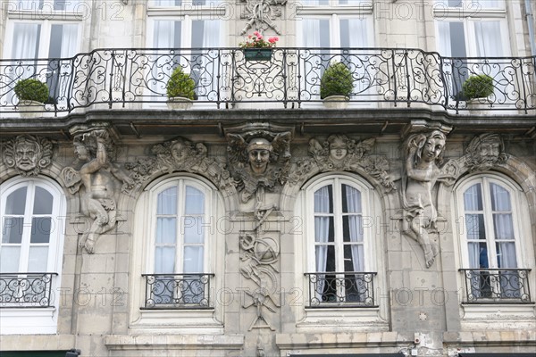 France, pays de loire, loire atlantique, Nantes, centre ville, immeuble quai de la fosse, armateurs, facade sculptee, balcons ouvrages,