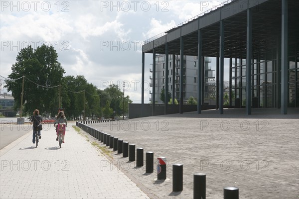 France, pays de loire, loire atlantique, Nantes, ile beaulieu, ile de nantes, quai Francois Mitterrand, palais de justice de jean nouvel, cyclistes,