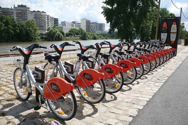 France, pays de loire, loire atlantique, Nantes, ile beaulieu, ile de nantes, quai Francois Mitterrand, bicloo velos libre service, environnement, developpement durable,