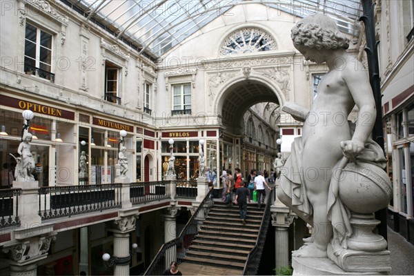 France, pays de loire, loire atlantique, Nantes, passage pommeraye, lieu de tournage du film lola de Jacques demy, escalier, galerie commercante, boutiques, verriere, statues, sculptures, balcons, etages,