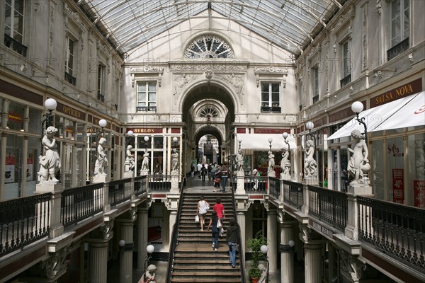 France, pays de loire, loire atlantique, Nantes, passage pommeraye, lieu de tournage du film lola de Jacques demy, escalier, galerie commercante, boutiques, verriere, statues, sculptures, balcons, etages,