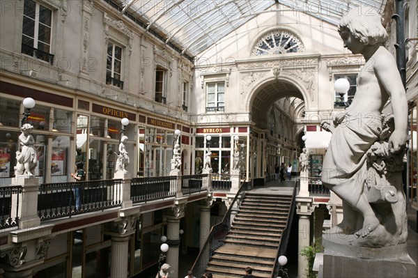 France, pays de loire, loire atlantique, Nantes, passage pommeraye, lieu de tournage du film lola de Jacques demy, escalier, galerie commercante, boutiques, verriere, statues, sculptures, balcons, etages,