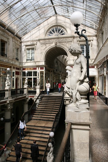 France, pays de loire, loire atlantique, Nantes, passage pommeraye, lieu de tournage du film lola de Jacques demy, escalier, galerie commercante, boutiques, verriere, statues, sculptures, balcons, etages,