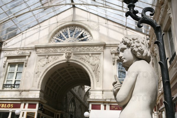 France, pays de loire, loire atlantique, Nantes, passage pommeraye, lieu de tournage du film lola de Jacques demy, escalier, galerie commercante, boutiques, verriere, statues, sculptures, balcons, etages,