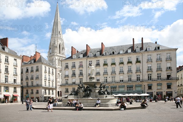 France, pays de loire, loire atlantique, Nantes, centre ville, place royale, immeubles, statue, fontaine monumentale,