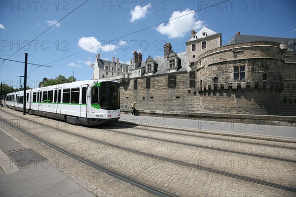 France, pays de loire, loire atlantique, Nantes, chateau des ducs de Bretagne, tramway, rails, transport urbain, remparts, centre ville,