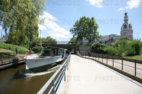 France, pays de loire, loire atlantique, Nantes, rives du canal saint felix, ecluse saint felix, entree du tunnel, bateau bus, vedette, transport urbain, tour lu a droite,