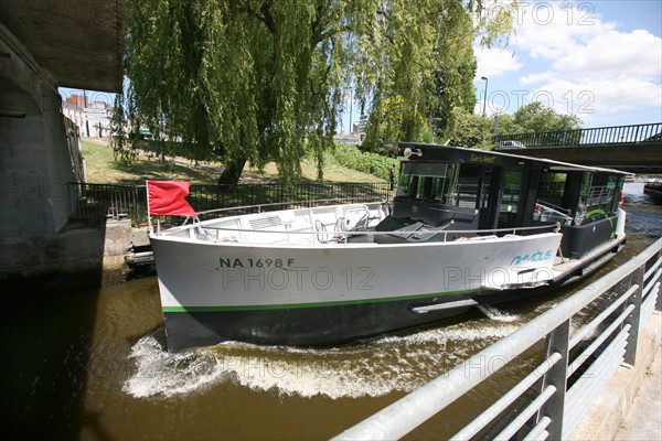 France, pays de loire, loire atlantique, Nantes, rives du canal saint felix, ecluse saint felix, entree du tunnel, bateau bus, vedette, transport urbain,