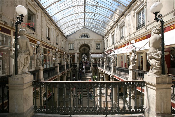 France, pays de loire, loire atlantique, Nantes, passage pommeraye, lieu de tournage du film lola de Jacques demy, escalier, galerie commercante, boutiques, verriere, statues, sculptures, balcons, etages,