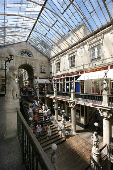 France, pays de loire, loire atlantique, Nantes, passage pommeraye, lieu de tournage du film lola de Jacques demy, escalier, galerie commercante, boutiques, verriere, statues, sculptures, balcons, etages,