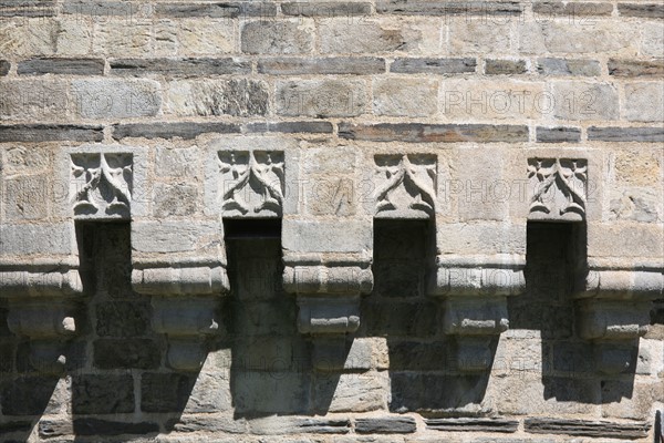 France, pays de loire, loire atlantique, Nantes, chateau des ducs de Bretagne, douves, remparts, detail machicoulis, motifs en ogive, remparts