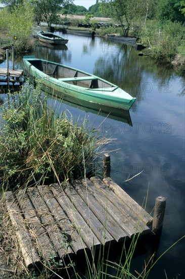 France, pays de loire, loire atlantique, parc naturel regional de briere, chaland amarre, barque, canal, ponton, la pierre fendue