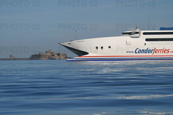 France, Basse Normandie, Manche, Cotentin, Cherbourg, port, catamaran rapide, condor ferries en rade, compagnie basee a Saint-Malo, illusion de bouche ouverte devorant le fort de l'ile pelee,