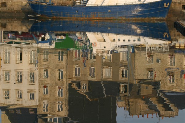 France, Basse Normandie, Cotentin, Cherbourg, port, bassin du commerce, quai Alexandre III, chalutier, reflet sur l'eau, peche, immeubles,