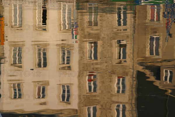 France, Basse Normandie, Cotentin, Cherbourg, port, bassin du commerce, quai Alexandre III, chalutier, reflet sur l'eau, peche, immeubles,